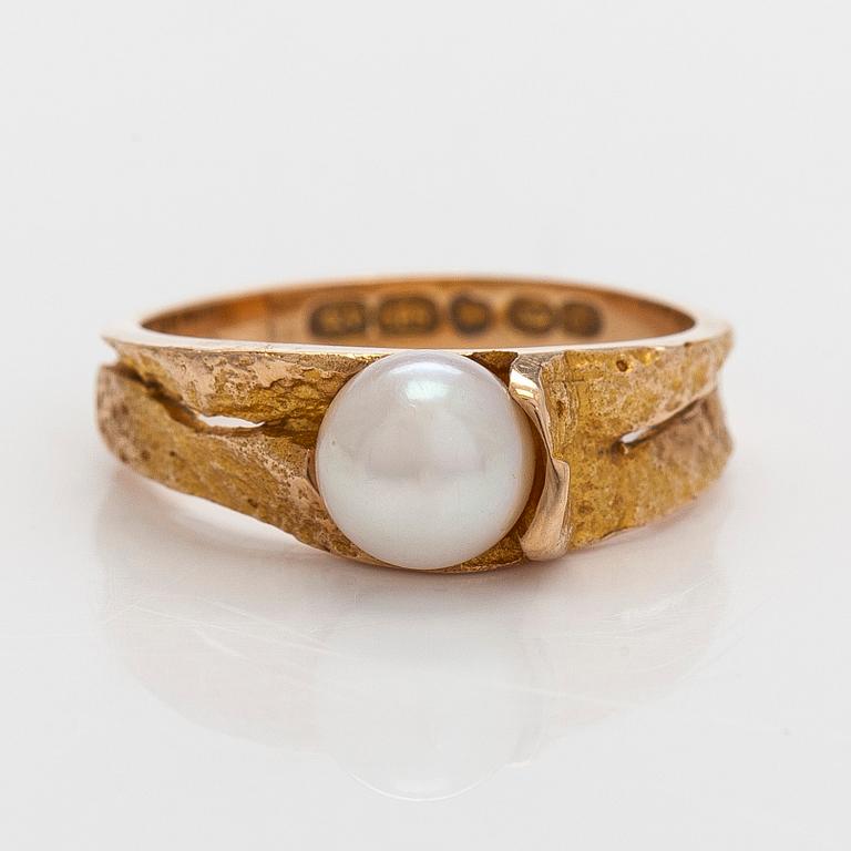 Björn Weckström, “Lapland Spring”, ring, cultured pearls, 14K gold, Lapponia, 1967.