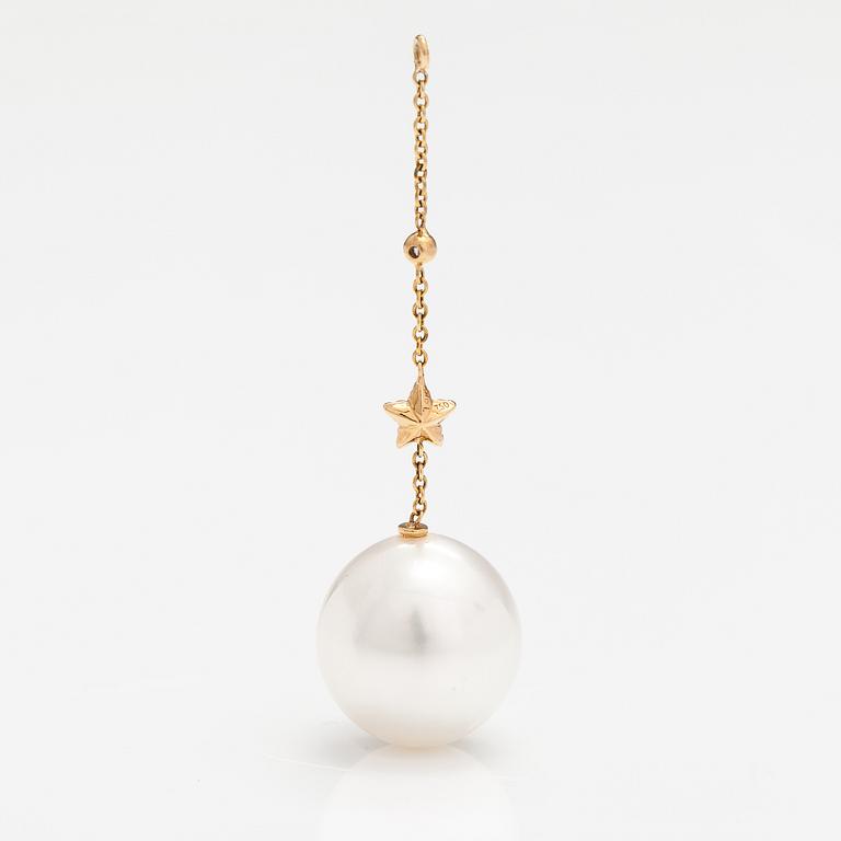 OLE LYNGGAARD, An 18K gold earring pendant "Shooting stars" with a tahiti pearl and diamonds ca. 0.06 in total. Denmark.
