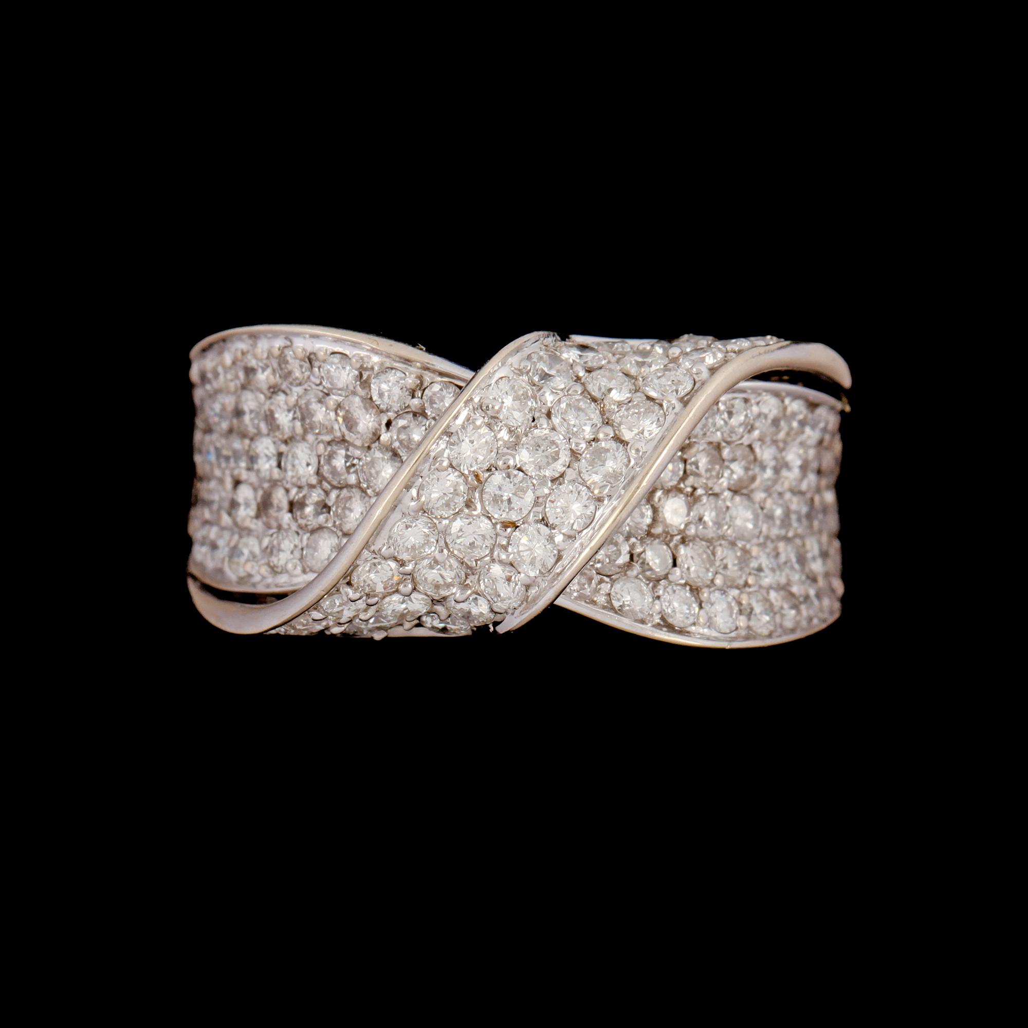 RING, 18k guld och vitguld med briljantslipade diamanter, totalt 2.00 ct. Vikt 9 g.