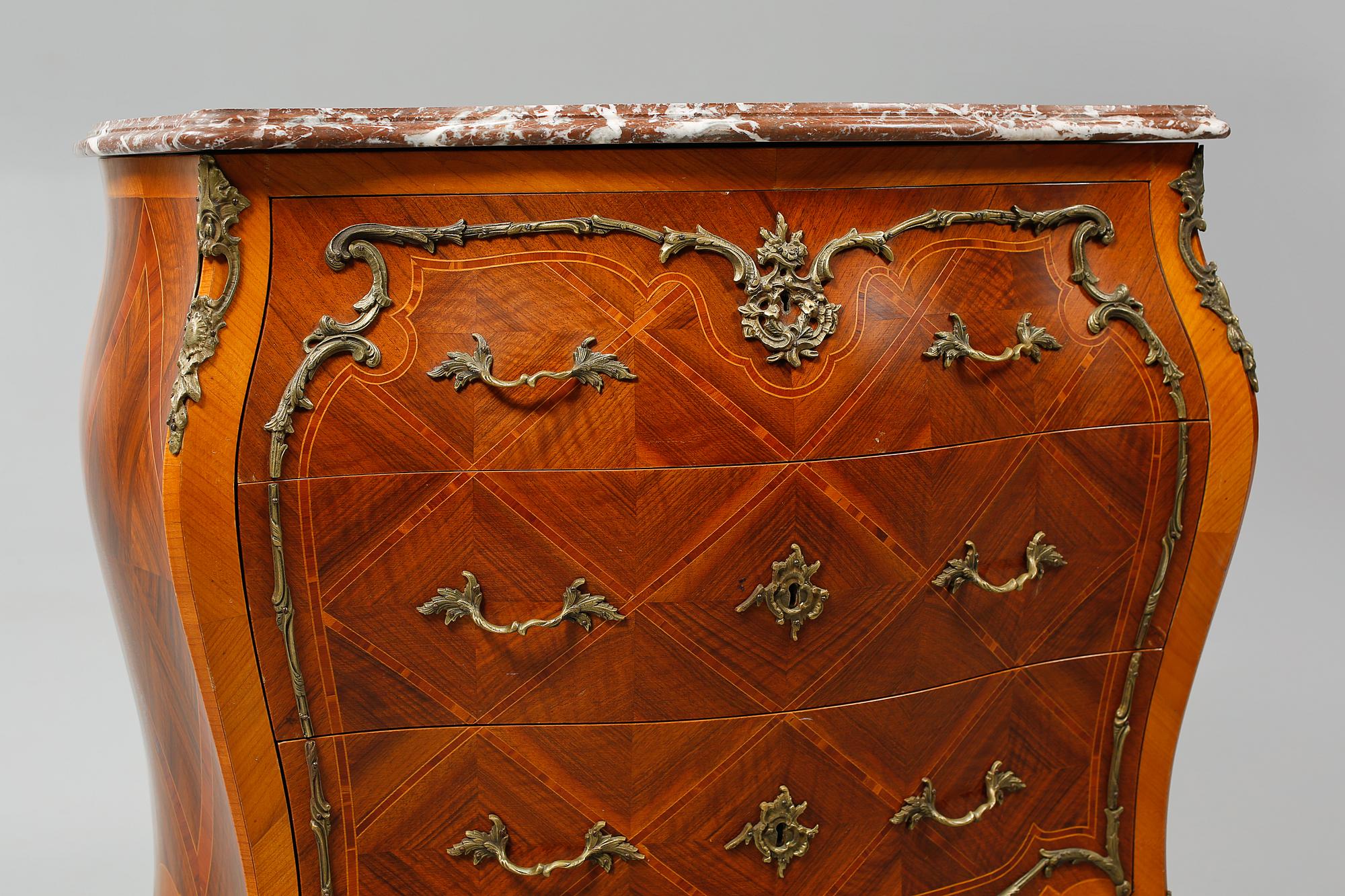 BYRÅ, rokokostil, 1900-talets andra hälft.