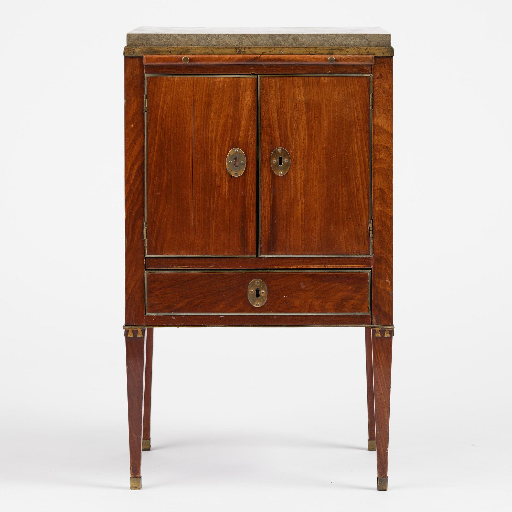 Pottskåp. Stockholmsarbete, 1700-talets slut, Sengustavianskt.