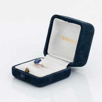 Ring platina och 18K guld med en fasettslipad safir vikt ca 3.40 ct.