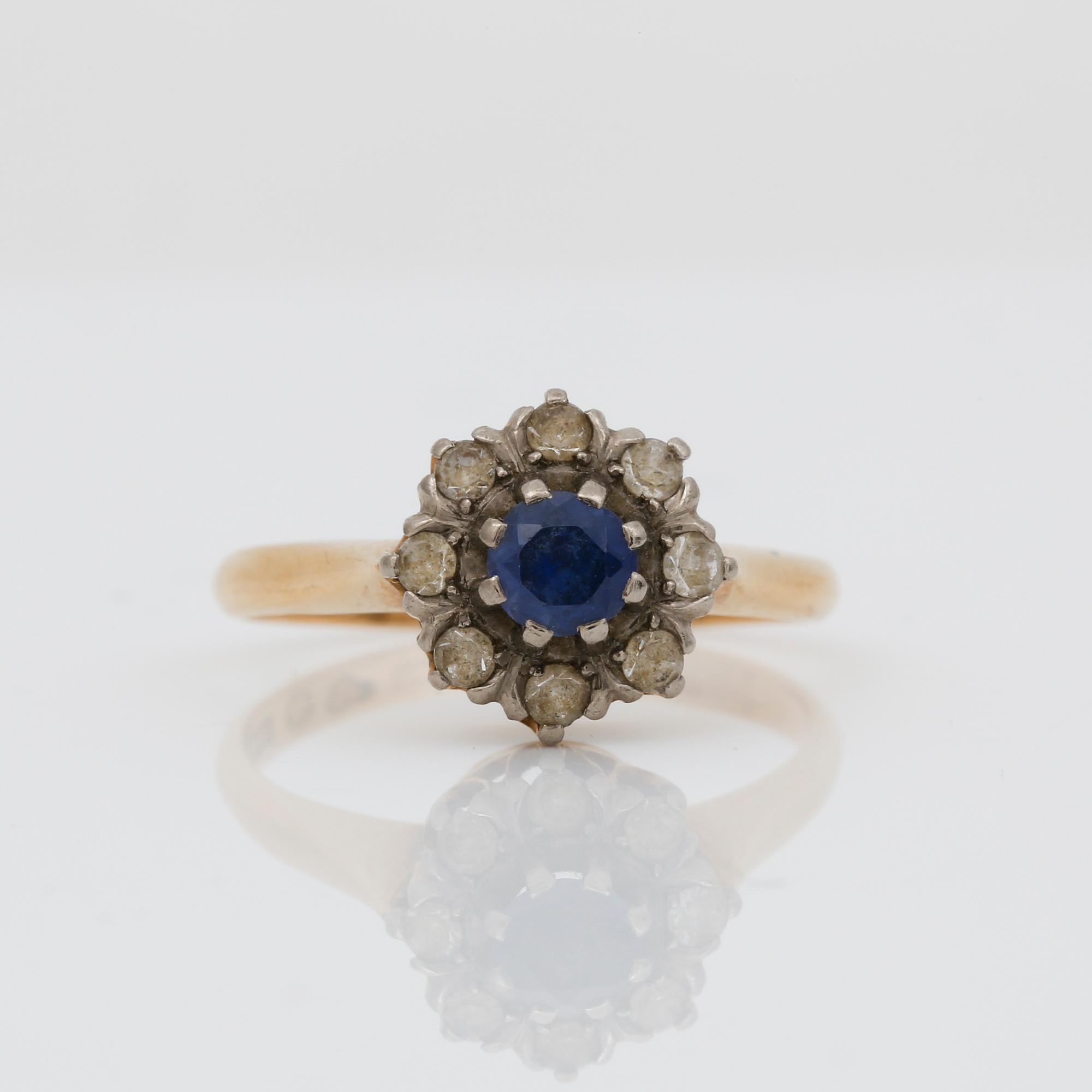 RING, 18K guld. Med safir samt briljantslipade diamanter.