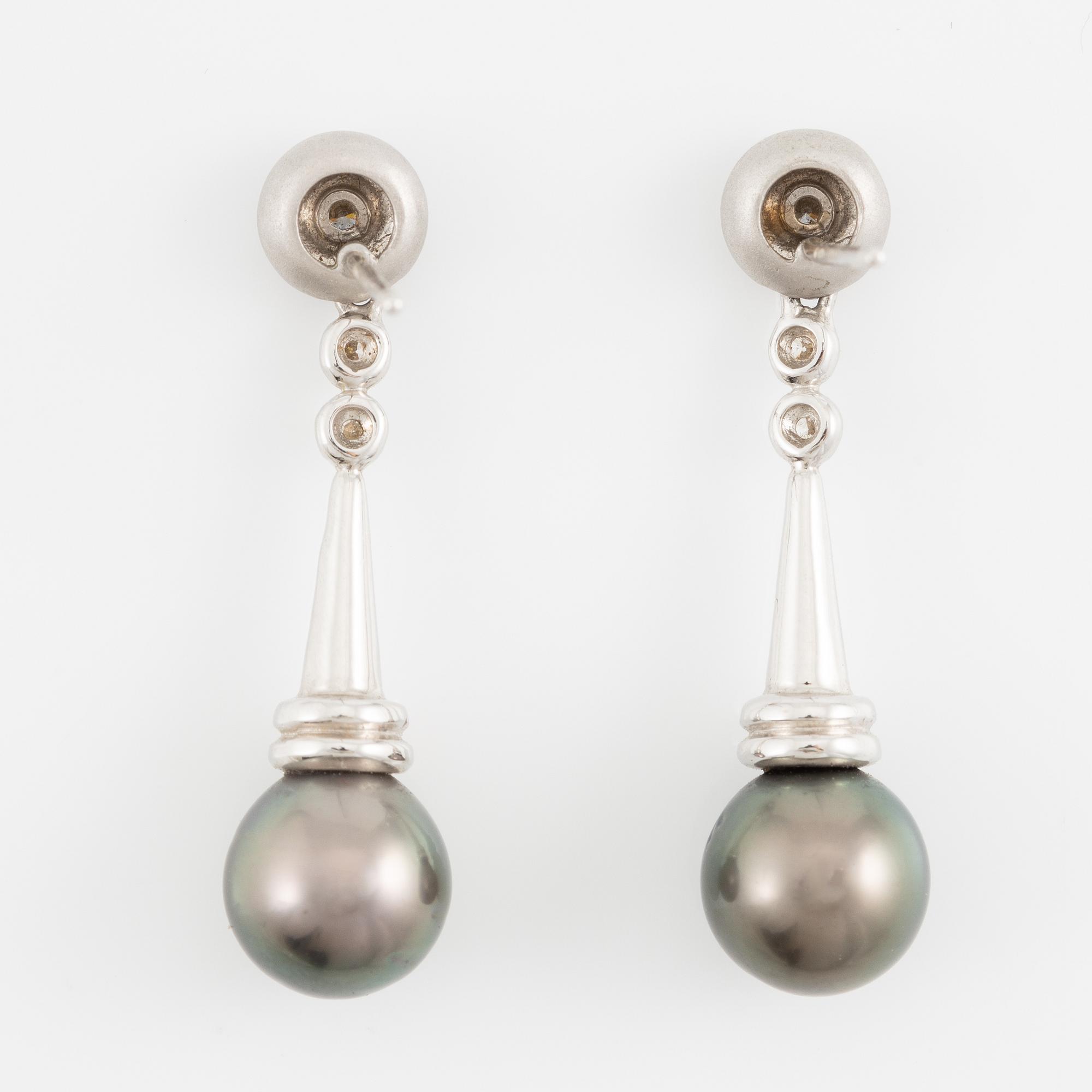 Ett par örhängen 18K vitguld med odlade pärlor och runda briljantslipade diamanter.
