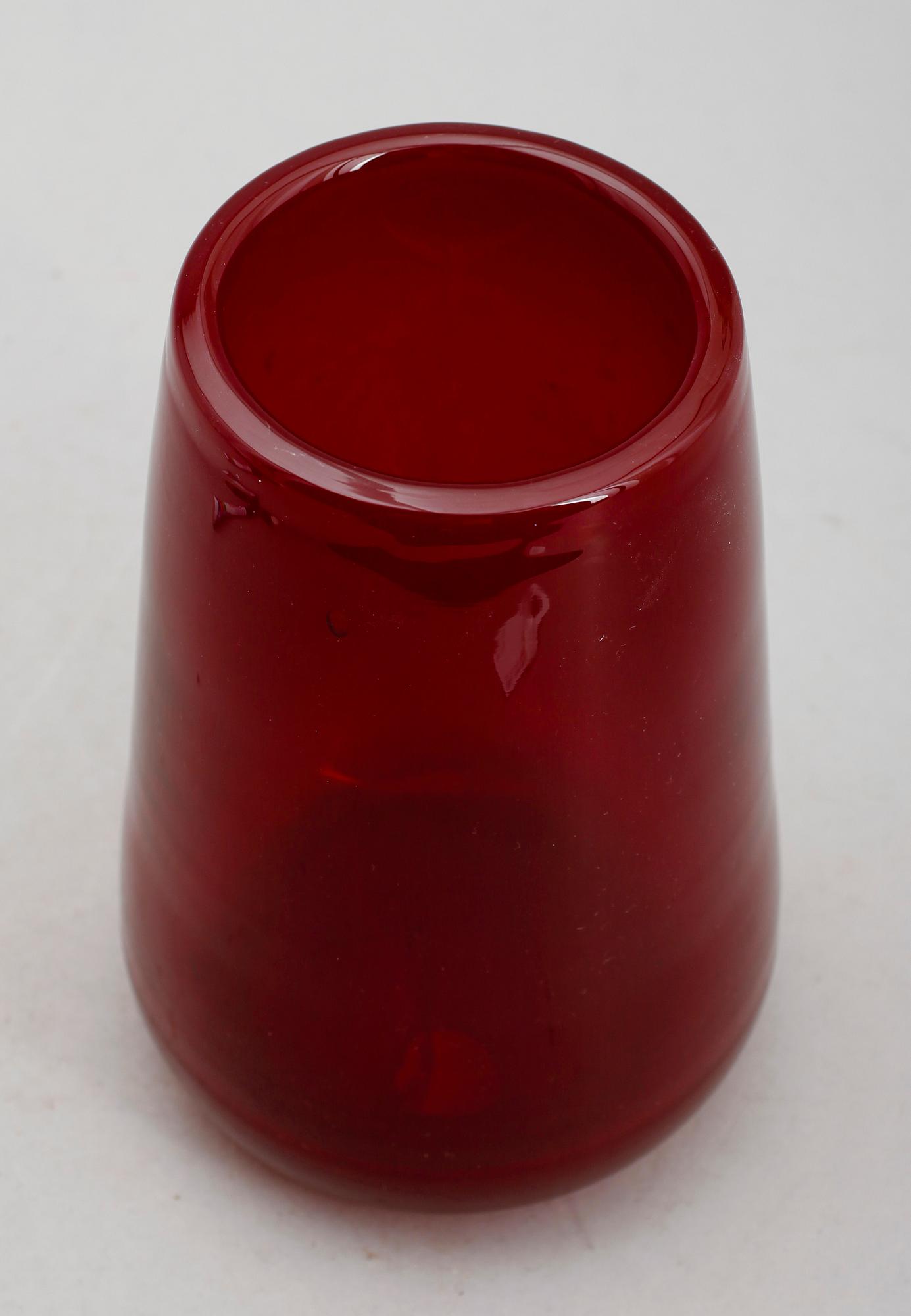 VAS, rött glas, Reijmyre.