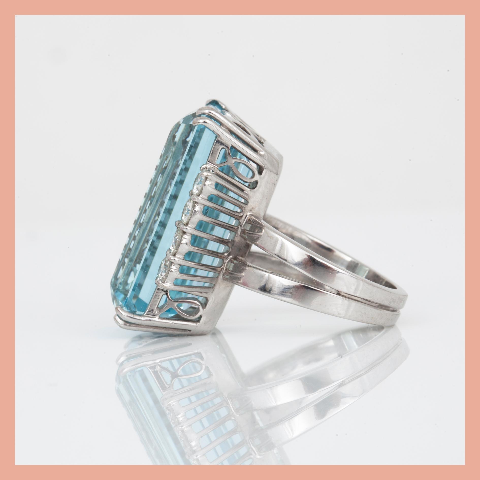 RING, 18K vitguld med trappslipad akvamarin, ca 21,11 ct samt diamanter, tot ca 0,80 ct. Total vikt ca 15,76 g.