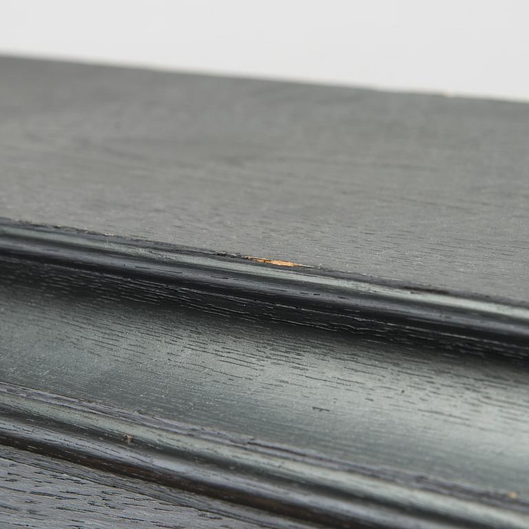 Vitrinskåp, 1900-talets första hälft.