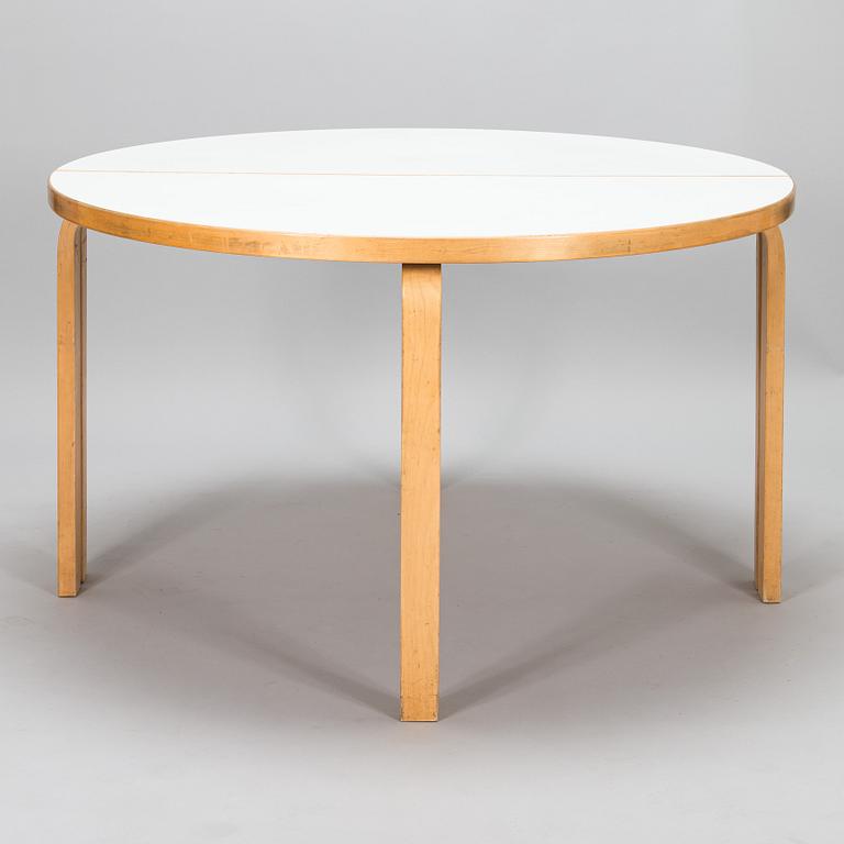 Alvar Aalto, pöytiä, 2 kpl, malli 95, Artek, 1970-luvun alku.