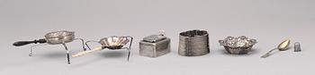 PARTI SILVER, 17 delar, bl a en dosa från London, 1800-talets senare del. Vikt ca 310 gram.