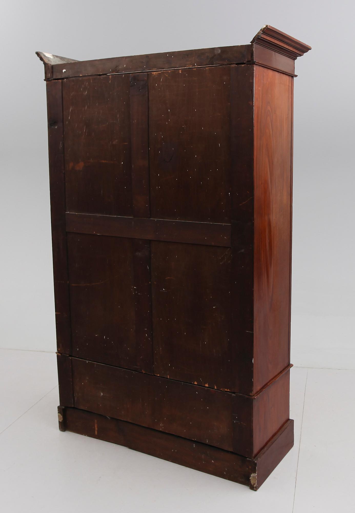 KLÄDSKÅP, England, 1900-talets första hälft.