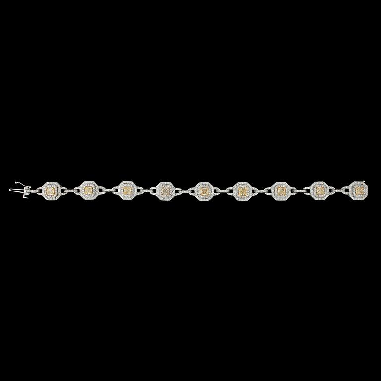 ARMBAND, vita briljantslipade och nio 'fancy' gula radiantslipade diamanter, tot. 2.70 ct, resp. tot. 4.07 ct.