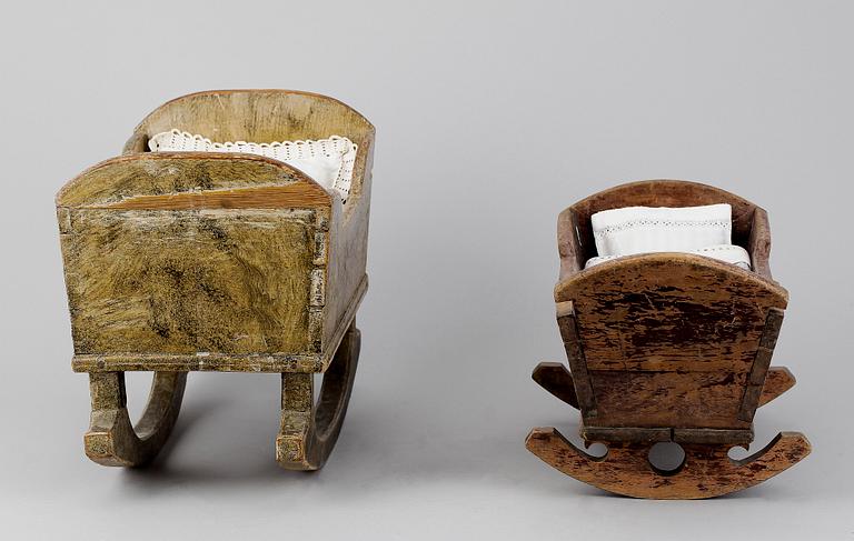 DOCKSÄNGAR, 8 st, trä samt metall, 18/1900-tal.