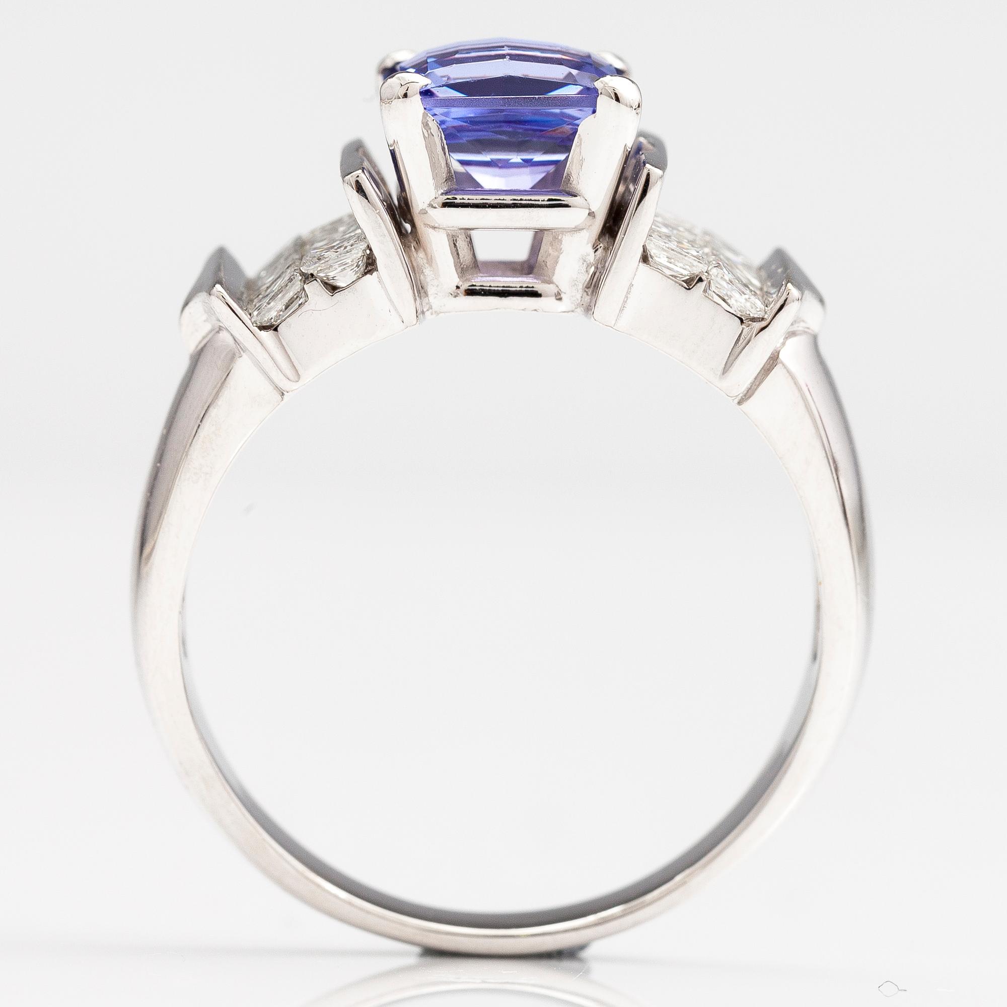 RING, 14K vitguld, tanzanit ca 2.76 ct, princesslipade diamanter ca 1.46 ct tot.