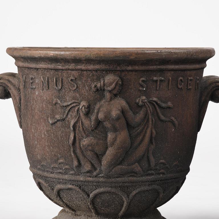 Ivar Johnsson, trädgårdsurnor, ett par, "Venus", Näfveqvarns bruk, Swedish Grace.