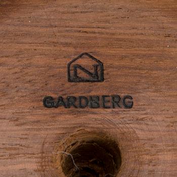 BERTEL GARDBERG, LJUSSTAKAR, ett par, mässing och teak, brännstämplade Gardberg. Norrmarks slöjd.