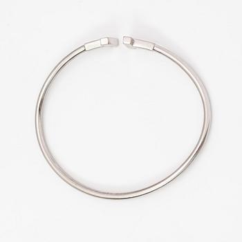 Tiffany & Co, A T wire bracelet in 18K white gold. Marked Tiffany & co, Italy.