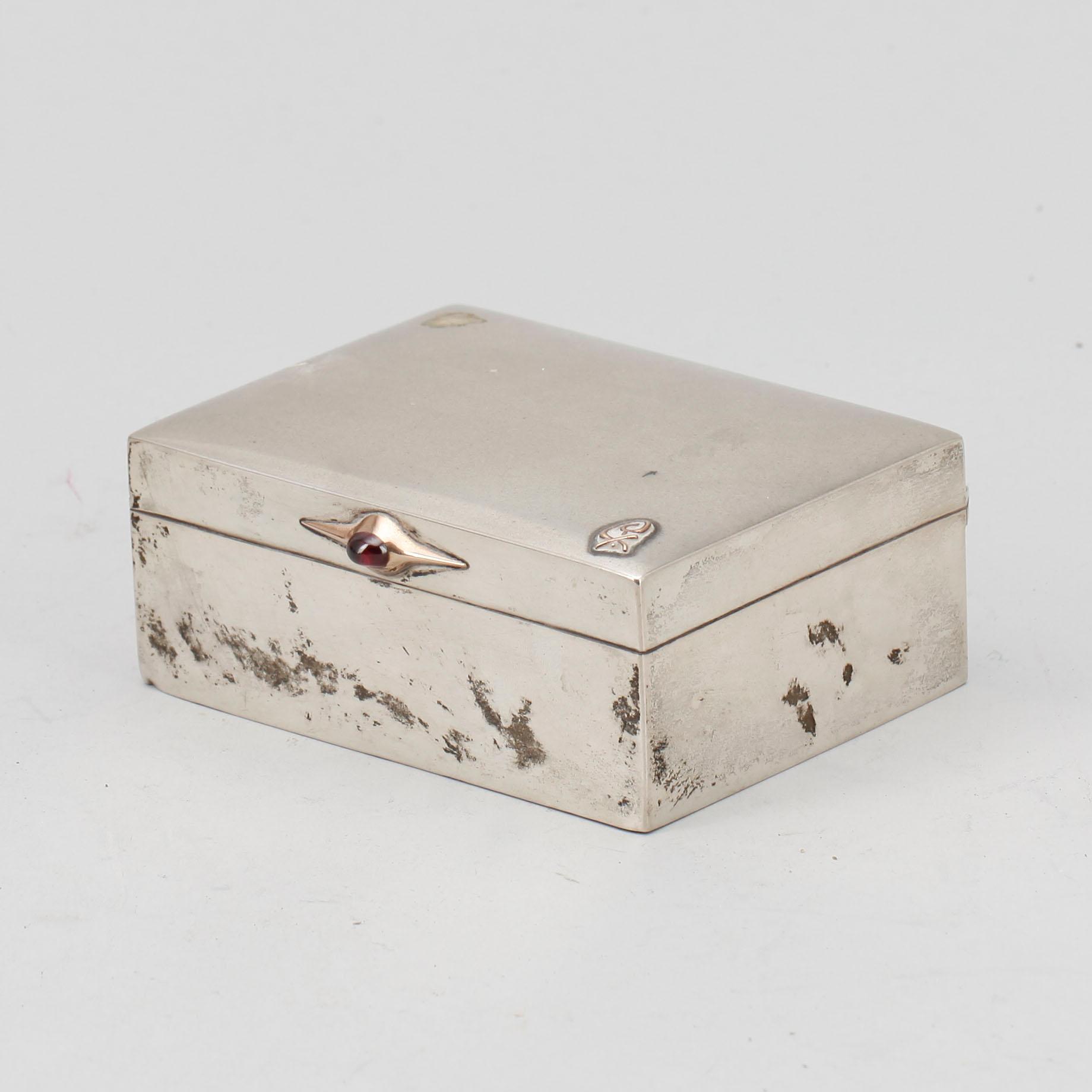 CIGARETTSKRIN, silver. C.G Hallberg, Stockholm, 1904. Totalvikt ca 505 gram.