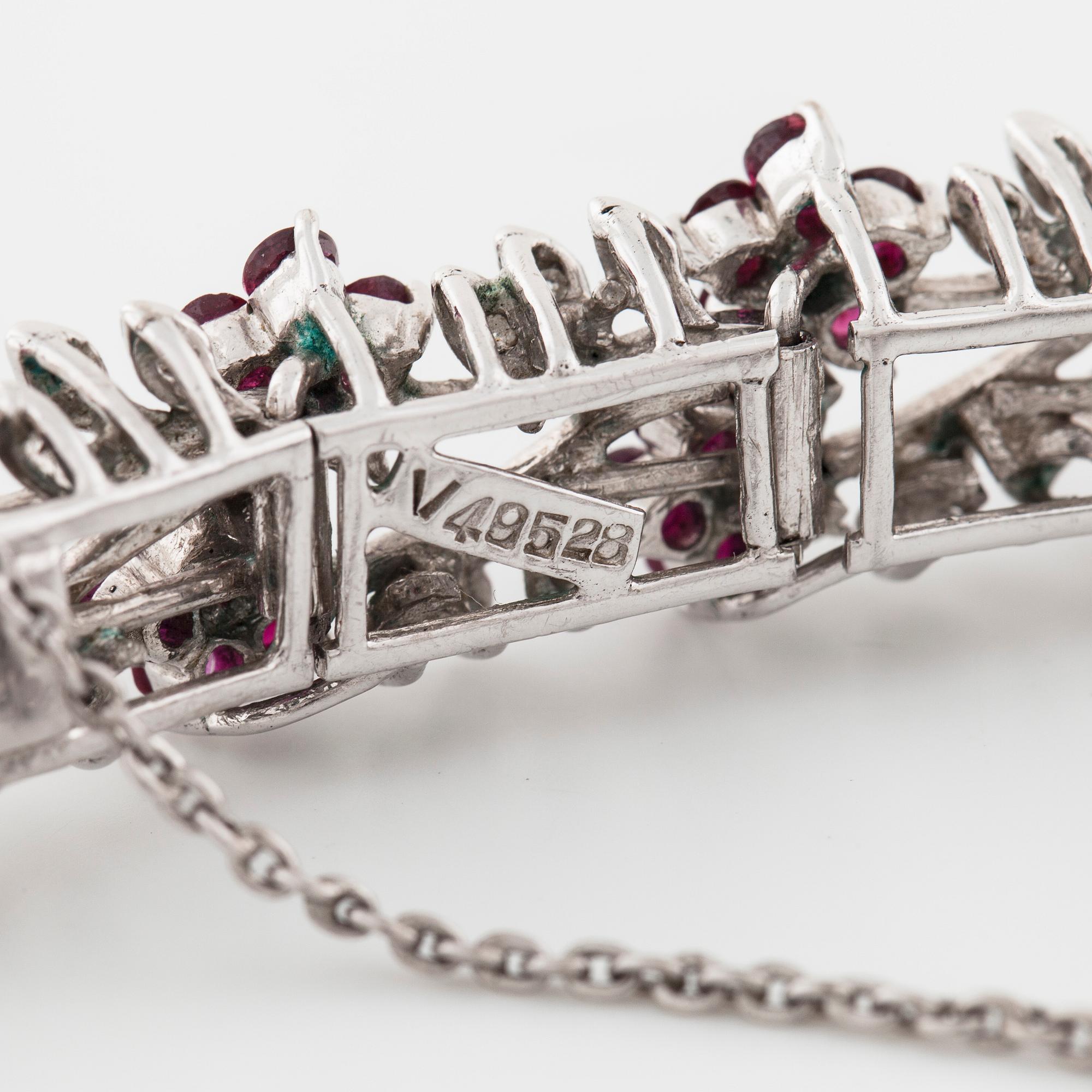 ARMBAND, med fasettslipade rubiner och åttkantslipade diamanter.