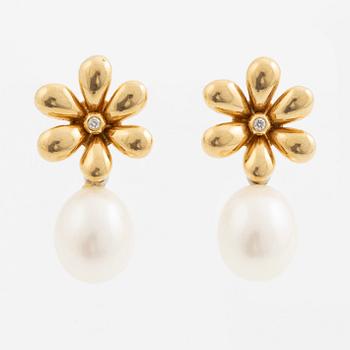 Ole Lynggaard, a pair of earrings in 18K gold set with round brilliant-cut diamonds.