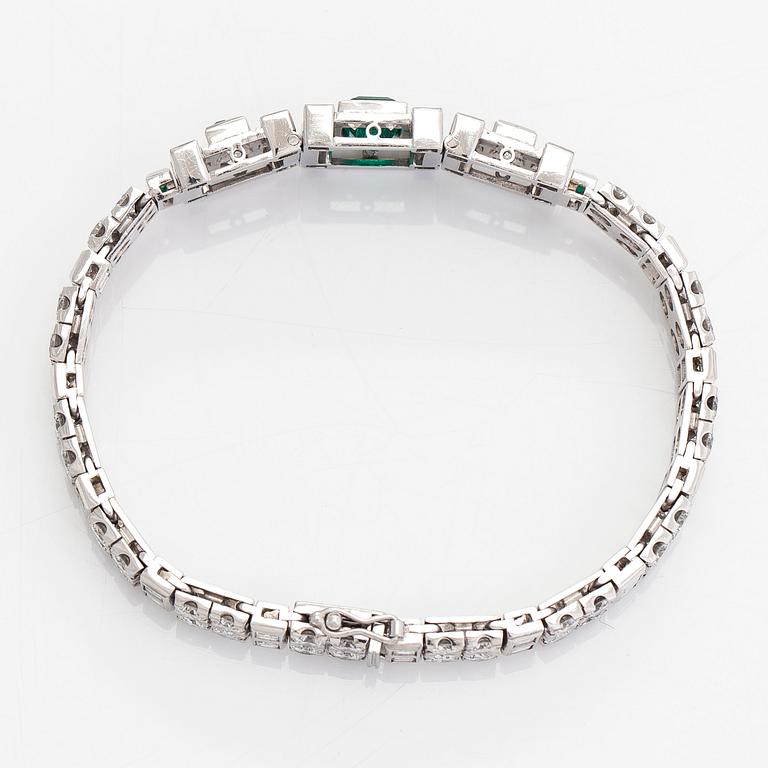 Rannekoru, 18K valkokultaa, smaragdeja sekä briljantti- ja baguettehiottuja timantteja, Tukholma 1986.