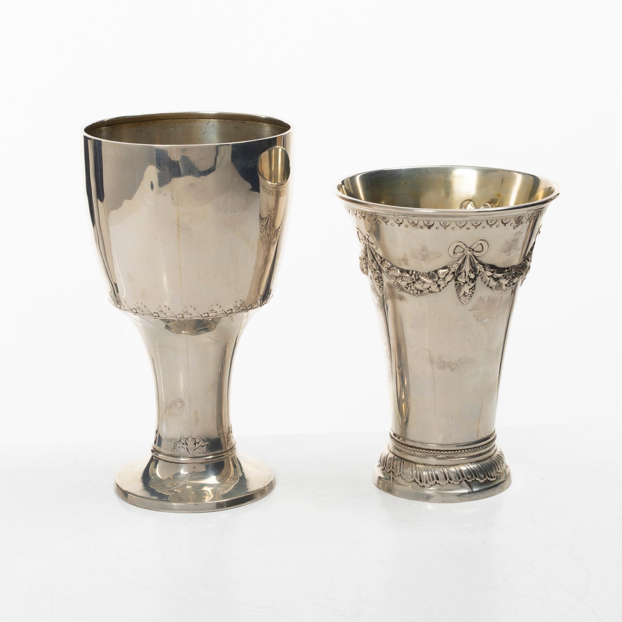 A pair of silver cups, Gunnar Löfgren and CG Hallberg, Stockholm, 1912 and 1902.
