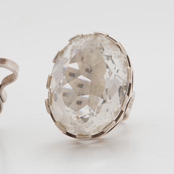 RINGAR, 3 st, varav en med oval bergkristall och lila sten.