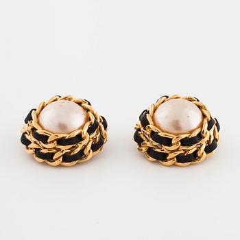 CHANEL, a pair of earrings.