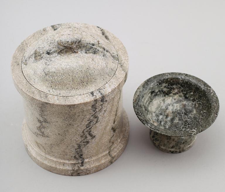 TOBAKSBURK samt SKÅL PÅ FOT, kolmårdsmarmor, 1900-tal.