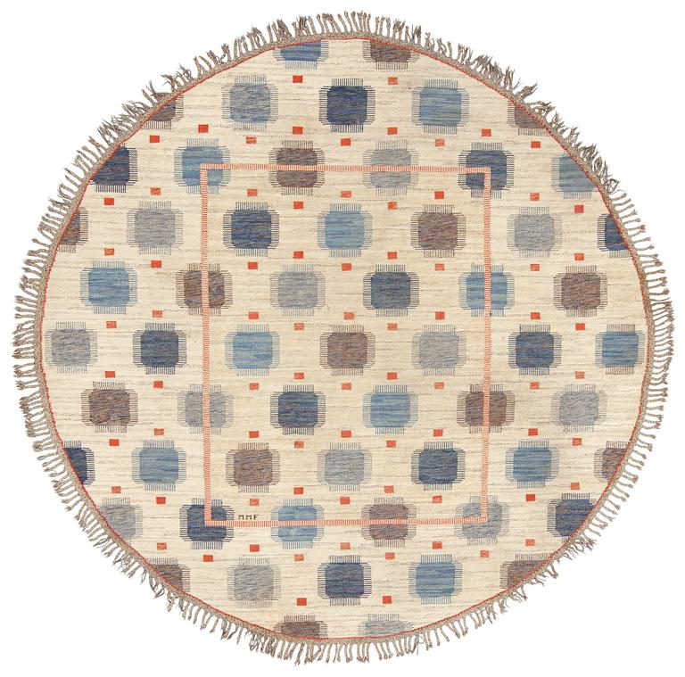 CARPET. "Blåplump". Circular. Flat weave (Rölakan). 302,5-310 cm in diameter. Signed MMF.