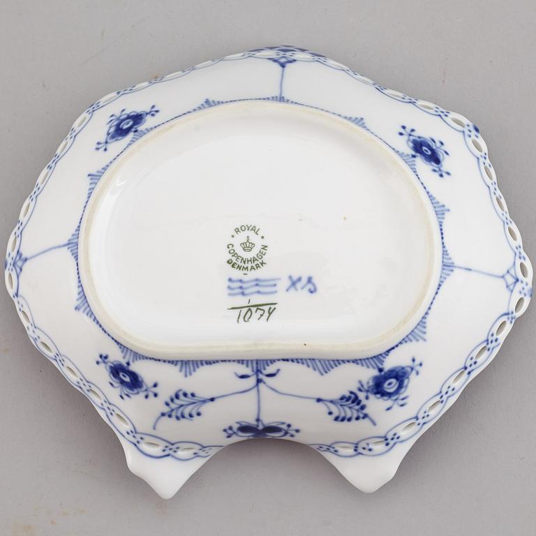 ROYAL COPENHAGEN, kaffeservis, 45 delar, porslin, "Musselmalet Helblonde", Danmark.