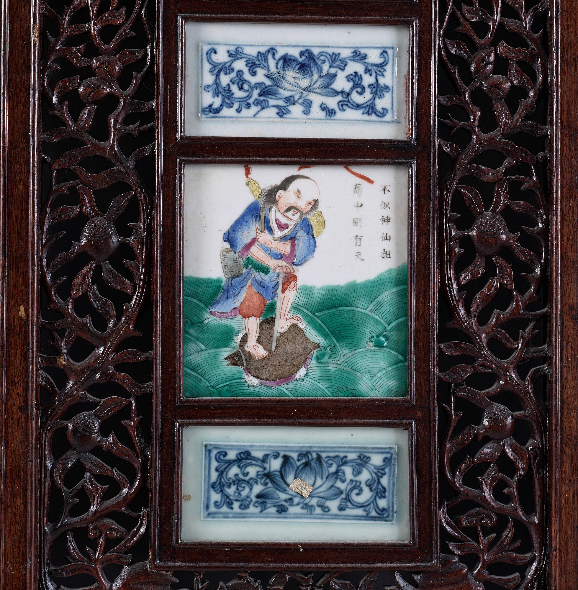 PANELER, 2 stycken, trä och porslin, Kina, 1900-talets andra hälft.