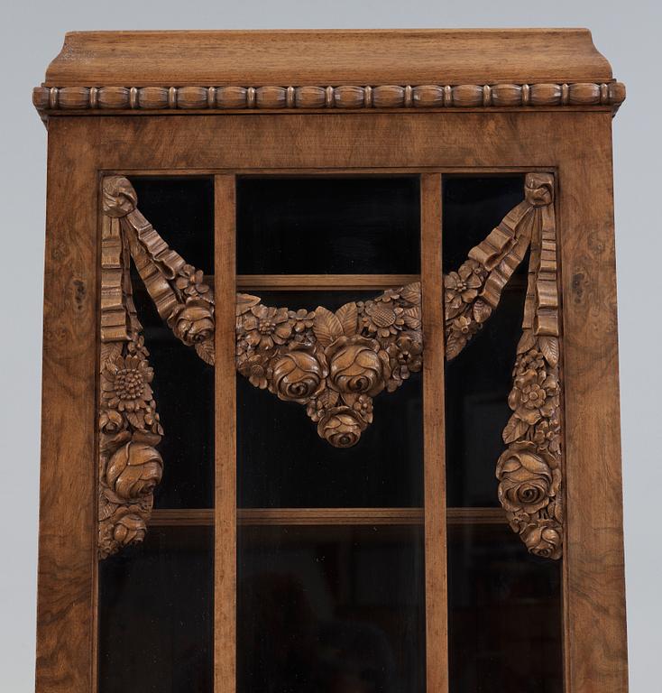 VITRINSKÅP, Louis XV-stil, sent 1800-tal.