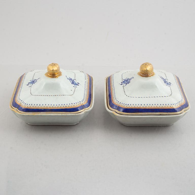 A pair of two enamelled and gilt tureens with covers, Qing dynasty, Jiaqing (1796-1820).