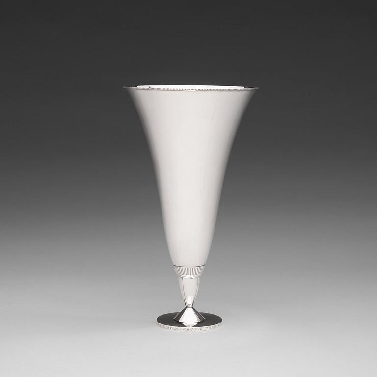 A Wiwen Nilsson silver vase, Lund 1925.