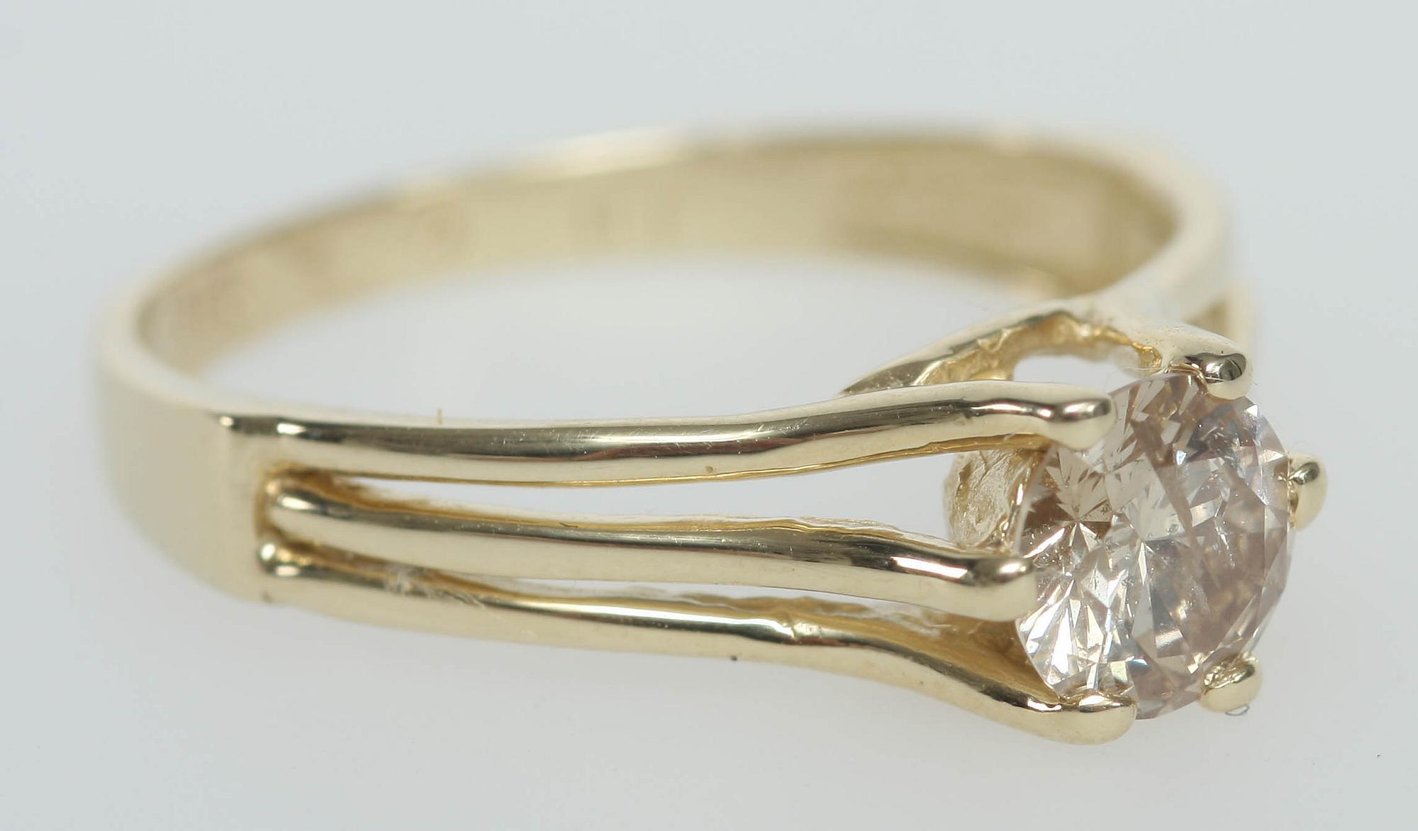 RING, 14K guld, med champagnefärgad diamant, ca 0,75 ct.
