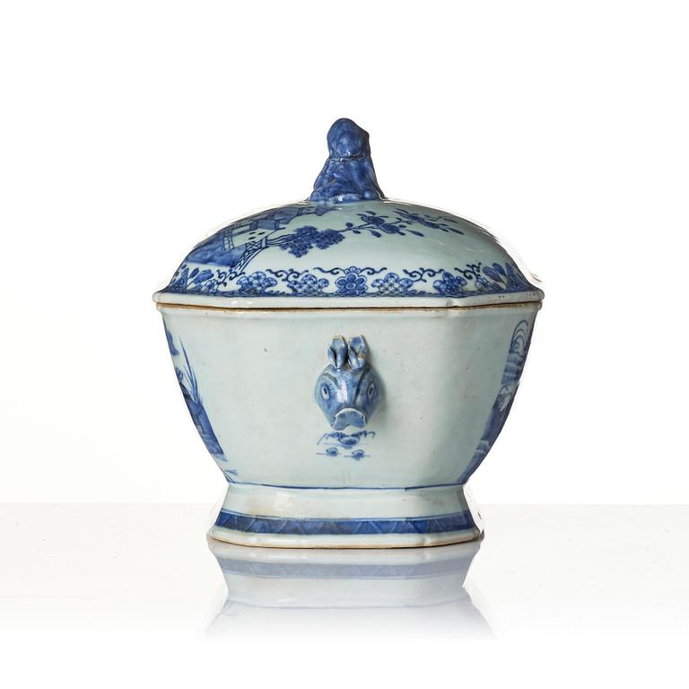 A Chinese blue and white porcelain service, 16 pieces, Qing dynasty, Qianlong (1736-95).