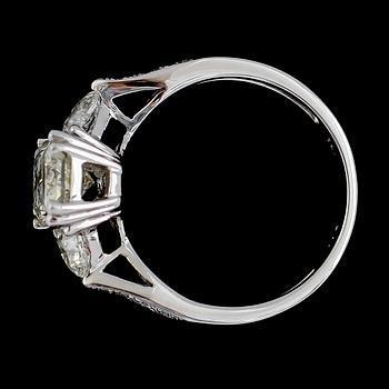 RING, 18K vitguld, radiant cut diamant 1.52 ct. Briljant- och hjärtslipade diamanter tot ca 0.67 ct.