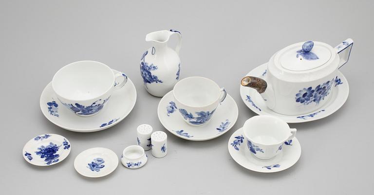 SERVISPORSLIN, ca 20 snarlika delar,  "Blå Blom", Royal Copenhagen.