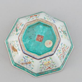 A small famille rose bowl, late Qing dynasty, 19th Century.