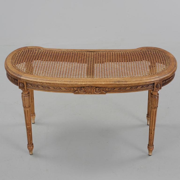 TABURETT, Louis XVI-stil, 1900-talets första hälft.