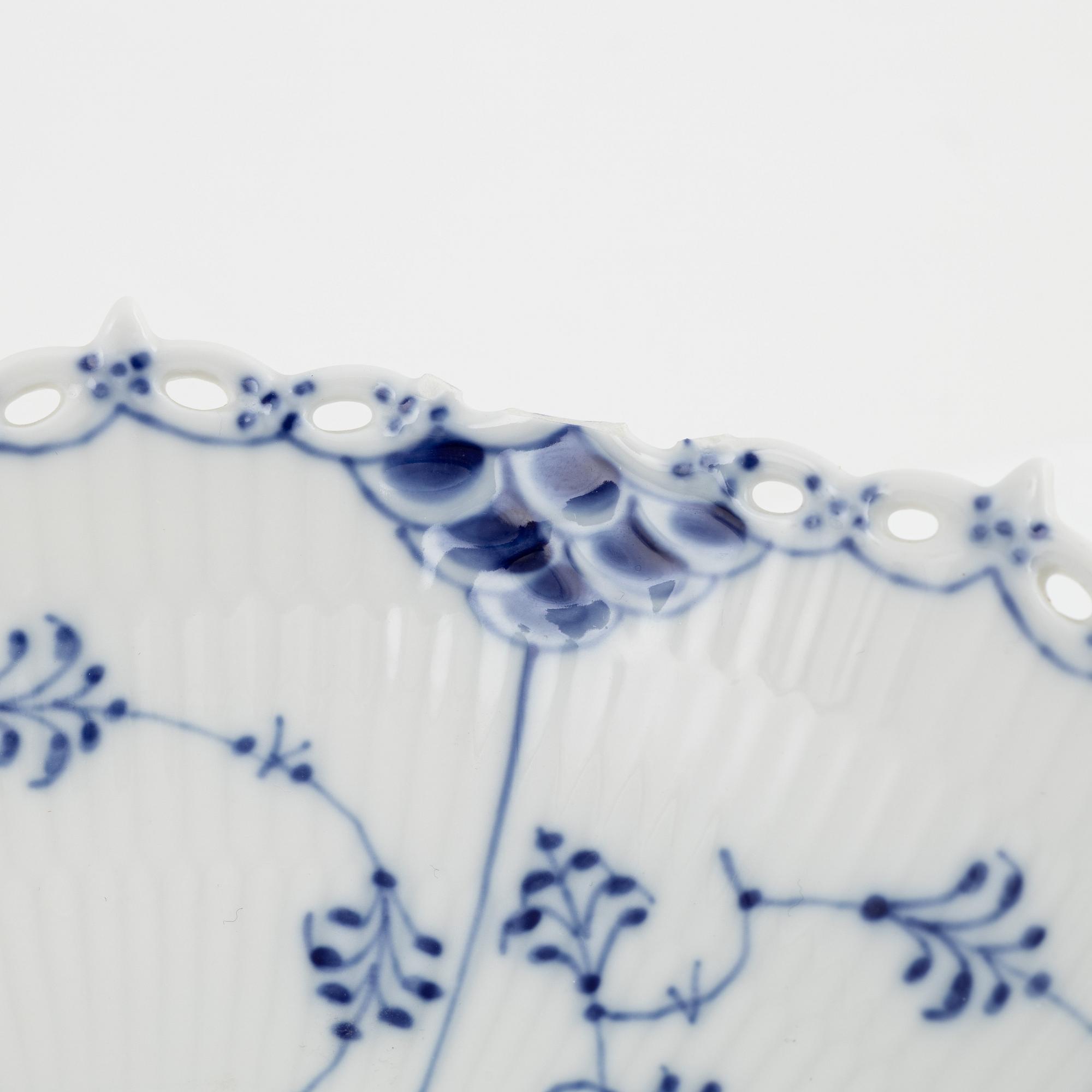 Royal Copenhagen, 4 porcelain pieces of 'Musselmalet', Denmark.