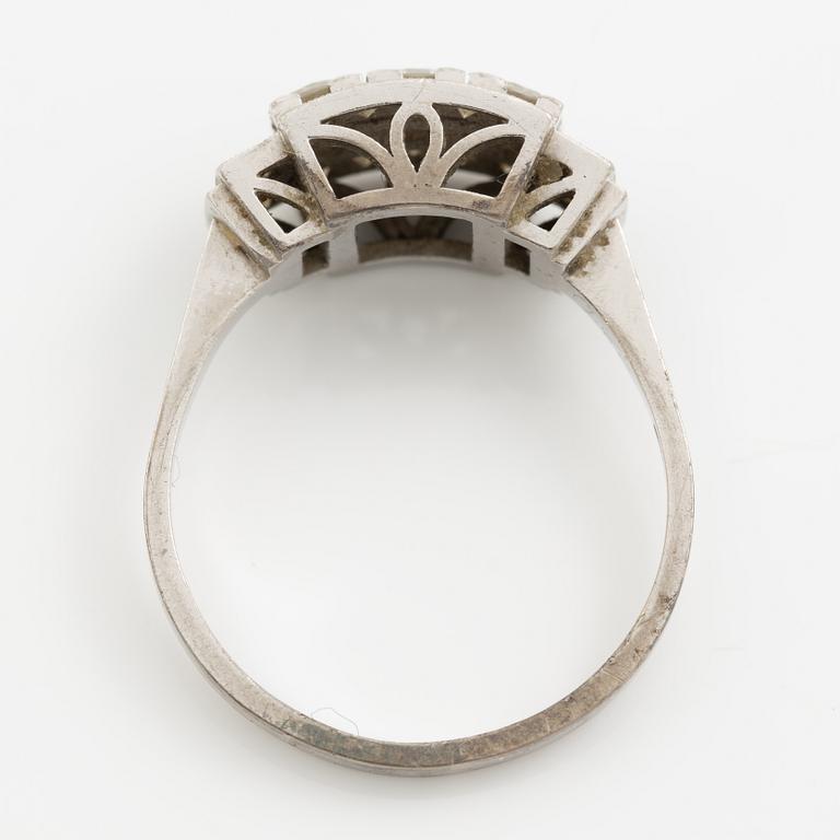 Ring, 18K white gold set with brilliant-cut and octagonal-cut diamonds.