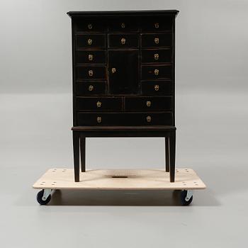 KABINETTSKÅP, delvis 1800/1900-tal.