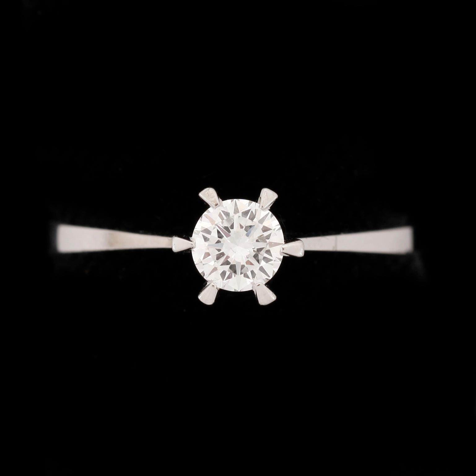 RING, enstensring, 18k vitguld med briljantslipad diamant ca0,48ct enligt gravyr. Vikt 2g.