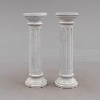 PIEDESTALER, 1 par, marmor, 1900-talets andra hälft.