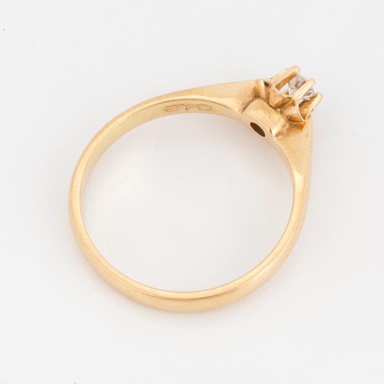 RING, med briljantslipad diamant.