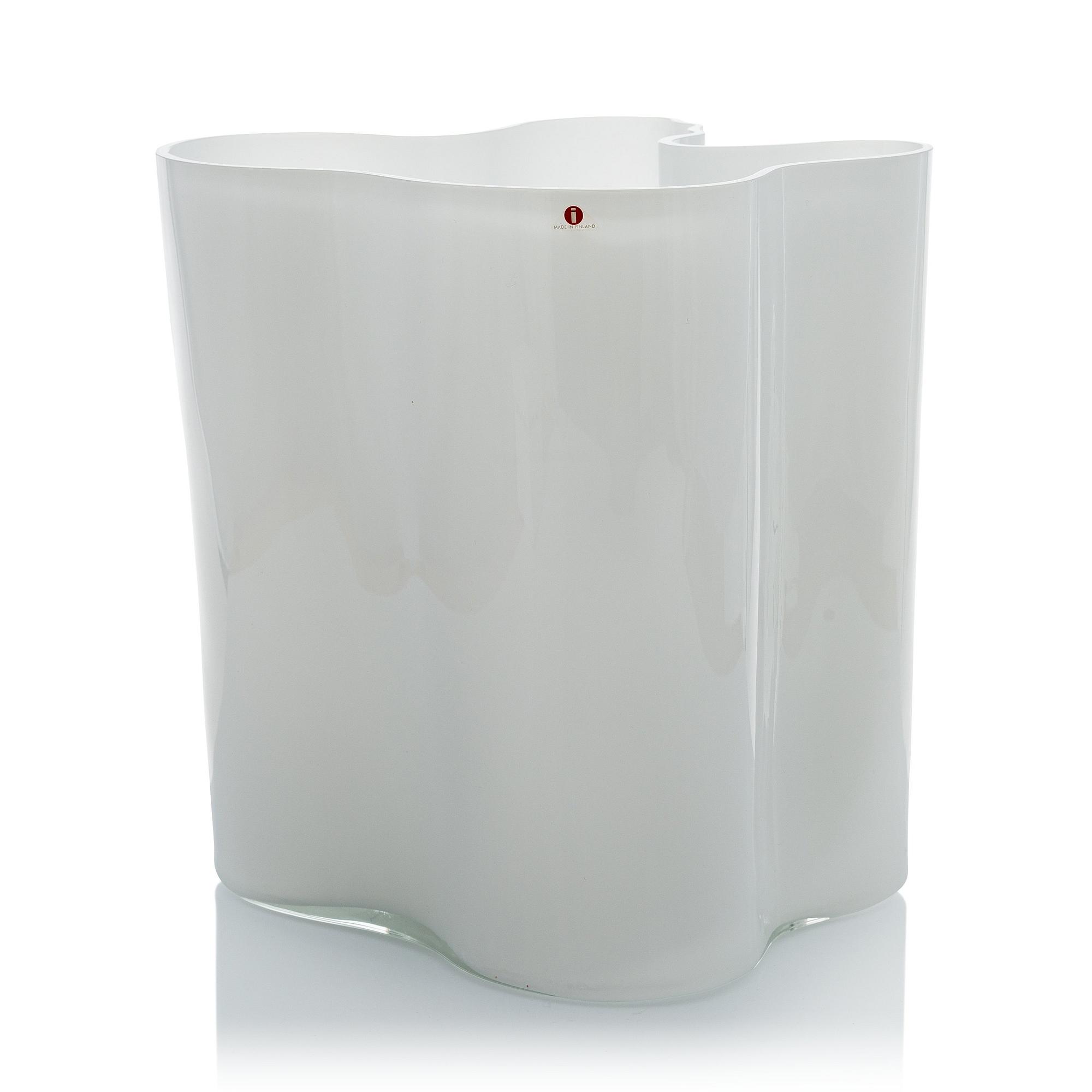 ALVAR AALTO, a '3031' vase special edition signed Alvar Aalto 13/1986.
