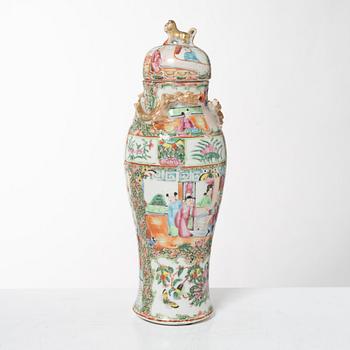 Urna med lock, porslin, Kina, Kanton, 1900-tal.