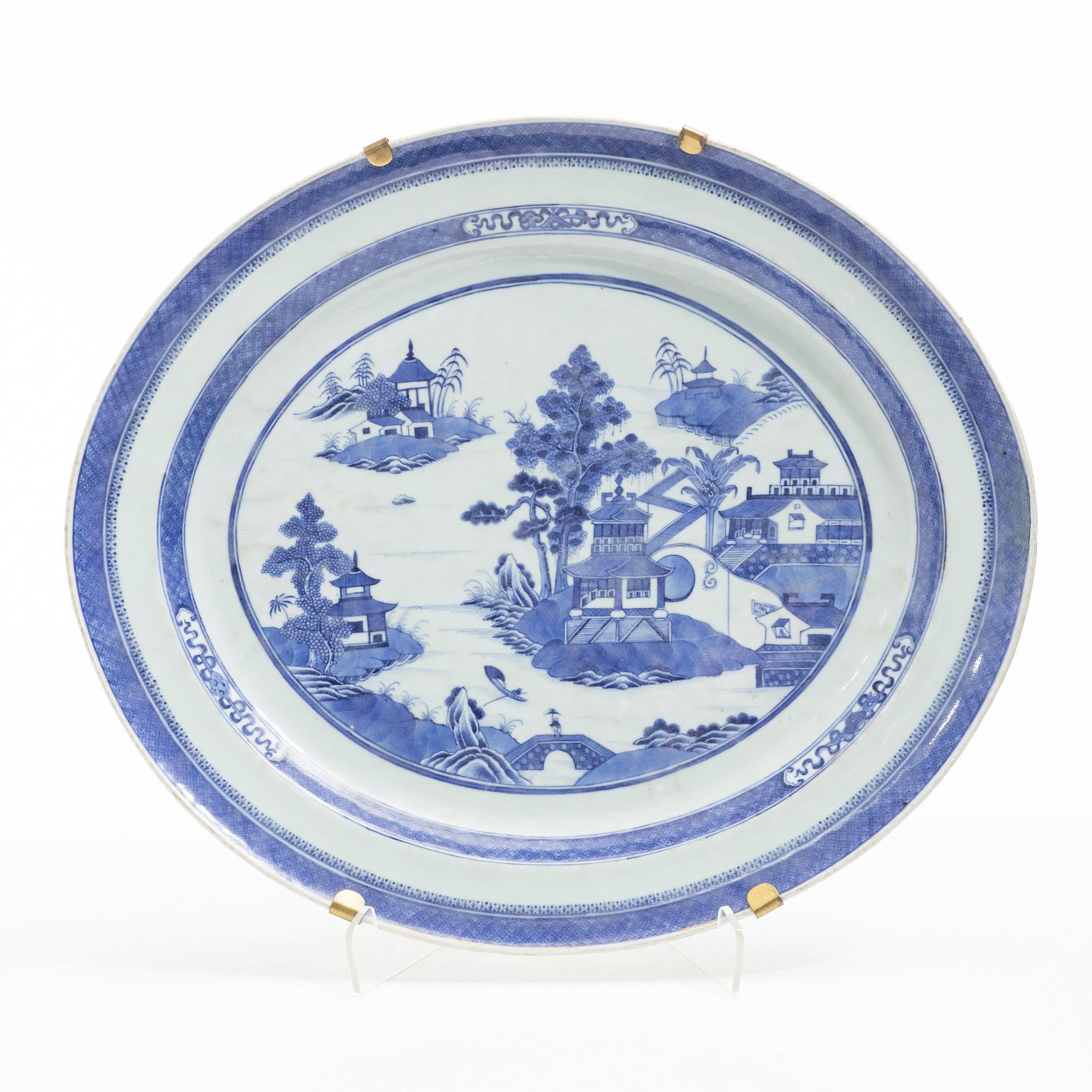 A porcelain serving dish, China, Qing dynasty, Jiaqing (1796-1820).