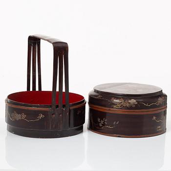 A Chinese lacquer food container, 20th century.